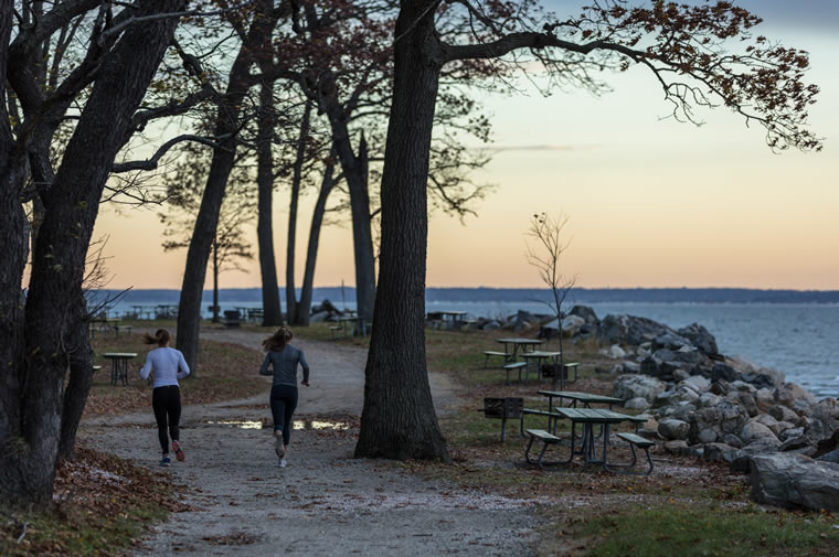 runners in greenwich point park