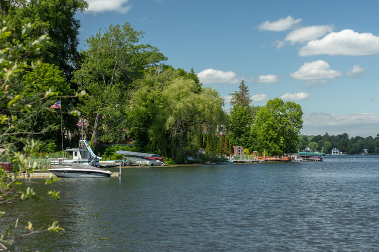 houses on lake mahopac